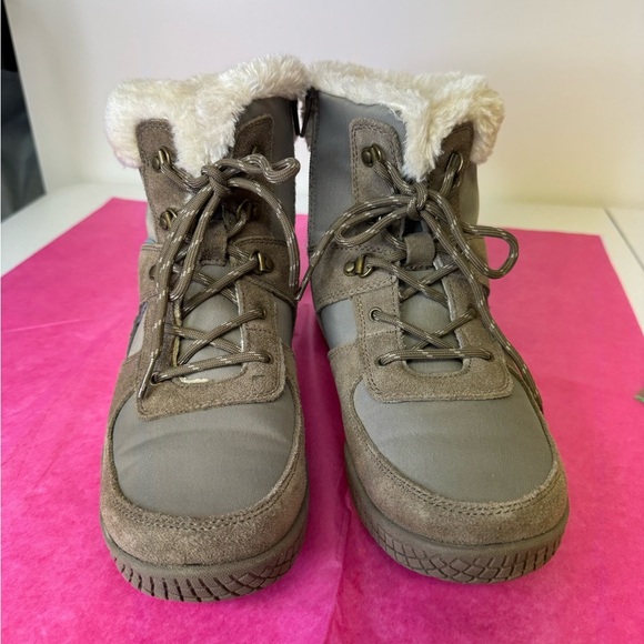 Brownish/greenish winter boots with blue accent and fur. Size 9 - Picture 2 of 8